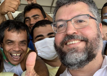 Ernesto Araújo vai a inauguração de ponte e aglomera sem máscara